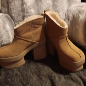 Women’s Ugg Platform Ankle Boots with Shearling Lining - Tan